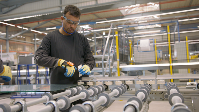 Mitarbeitende liefern mithilfe der neuen Glasanlage, moderner Wasseraufbereitung und optimierter Produktionsprozesse täglich über 1.000 Duschwände "Made in Germany".