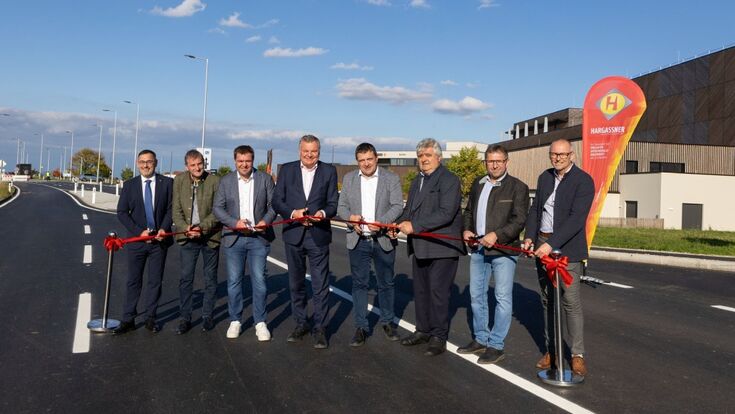 Eröffnung mit rotem Band -  HARGASSNER neue Anbindung B142.