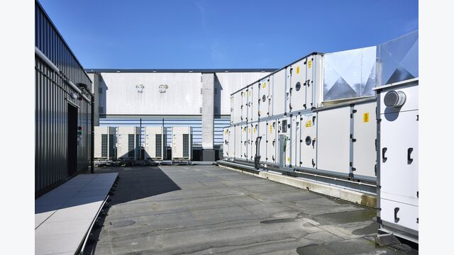 Die Frischluftversorgung im EDC erfolgt über fünf individuell angefertigte Daikin Lüftungsgeräte (AHUs) mit einem gesamten Luftvolumenstrom von 85.000 m³/h und einer Kühlleistung von 297 kW.