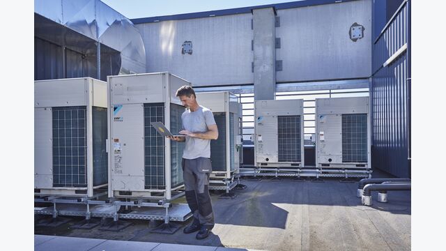 Im Bürogebäude des EDC sorgen neun luftgekühlte VRV 5 Systeme mit Wärmerückgewinnung sowie vier weitere luftgekühlte VRV 5 Systeme, die mit den Lüftungsgeräten verbunden sind, für optimale Raumklimabedingungen.