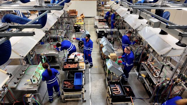 Hoher Eigenfertigungsgrad: Vom Löten der Kupferrohre über die Leiterplatten für die Steuerungen bis zum Wärmetauscher werden möglichst viele Fertigungsschritte in der Pilsner Produktion konzentriert.