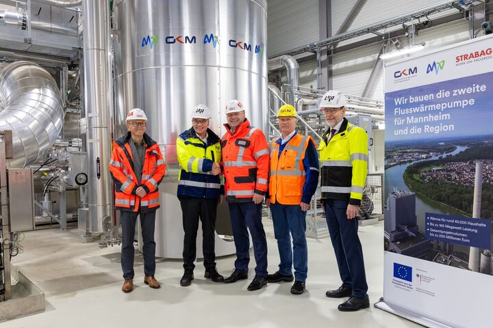 Thomas Büchner, Geschäftsführer Strabag Umwelttechnik, Gabriël Clemens, Vorstandsvorsitzender MVV, Christian Sadleder, Vorstand der Strabag AG Österreich, Head of Energy Infrastructure, Thomas Hörtinger, Technikvorstand GKM, Hansjörg Roll, Technikvorstand MVV (v.l.n.r.)