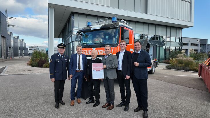 Freuen sich über das ausgezeichnete Engagement: Martin Lackner, Kreisbrandrat Landkreis Eichstätt, Landrat Alexander Anetsberger, Firmengründer Bernhard Kessel, Stefan Grenzebach, Vorstandsvorsitzender Kessel, Lentings Bürgermeister Christian Conradt und Vorstand Alexander Kessel (v.l.n.r.)