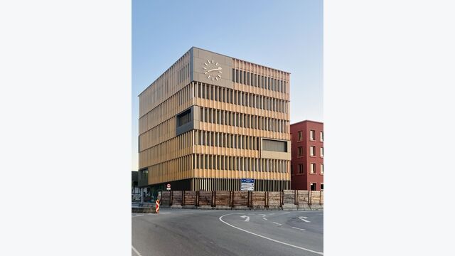 Das Rathaus Hohenems, ein sechsgeschossiger Holzbau, hat den Vorarlberger Holzbaupreis 2025 gewonnen und bezieht seine Energie aus der Tiefe.
