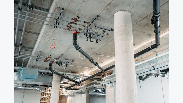 Bereits in der Planungsphase hatte man bei Heiz-Hofstätter nach den schnellen Lösungen für die Versorgungs- und Abwasserleitungen gesucht und wurde bei Geberit fündig.