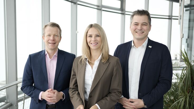 Samantha Stangl, Geschäftsführung Wolf Klima- und Heiztechnik und Vorstandsmitglied des Vereins Zukunft Luft Austria, Wolfgang Hucek, Geschäftsführung Trox Austria + CEE sowie Vorsitzender des Vorstandes des Vereins ZULuft (re.) und Paul Eiselsberg, IMAS, bei der Vorstellung der Studie zur Luftqualität am Arbeitsplatz.