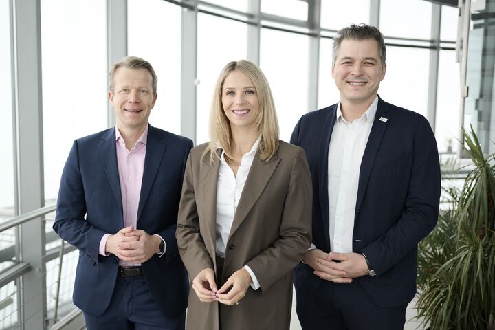 Samantha Stangl, Geschäftsführung Wolf Klima- und Heiztechnik und Vorstandsmitglied des Vereins Zukunft Luft Austria, Wolfgang Hucek, Geschäftsführung Trox Austria + CEE sowie Vorsitzender des Vorstandes des Vereins ZULuft (re.) und Paul Eiselsberg, IMAS, bei der Vorstellung der Studie zur Luftqualität am Arbeitsplatz.