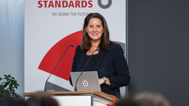 Valerie Höllinger, CEO Austrian Standards, auf der Jahrestagung Bau