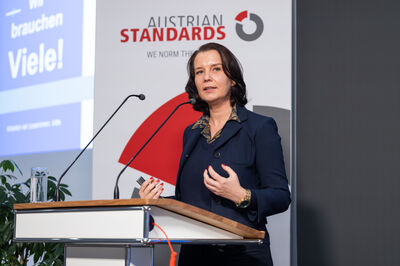Anna-Vera Deinhammer von der FH Wien der WKW, Stiftungsprofessur für Sustainable Real Estate Development, bestärkte den Aufruf von Höllinger, in der Standardisierung mitzuarbeiten