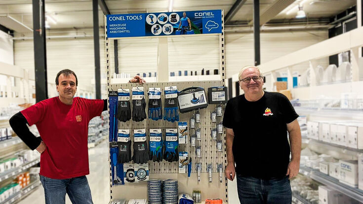 Thomas Bauer (links) und Manfred Fritz (rechts) kümmern sich um die Installateurpartner*innen im Abex Parndorf