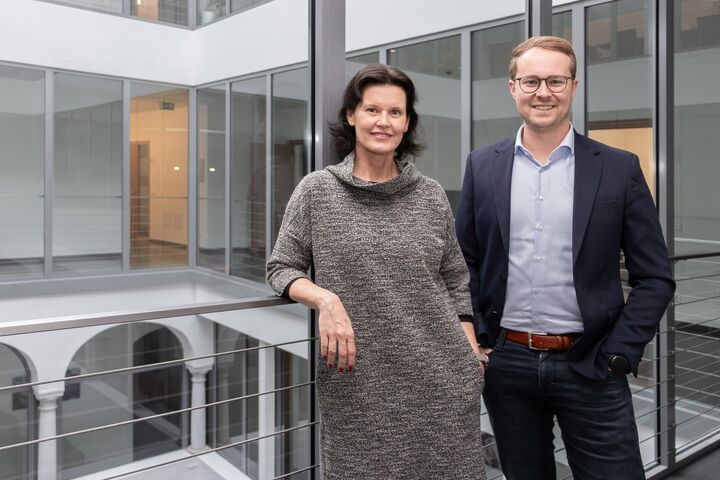 Drees & Sommer Geschäftsführerin Nicole Rumpler gemeinsam mit Martin Schneider von Drees & Sommer im neuen Büro am Heuplatz in Klagenfurt.