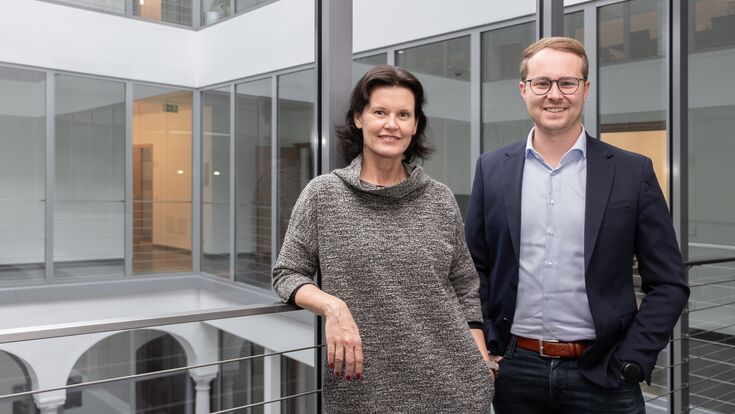 Drees & Sommer Geschäftsführerin Nicole Rumpler gemeinsam mit Martin Schneider von Drees & Sommer im neuen Büro am Heuplatz in Klagenfurt.