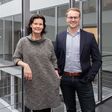 Drees & Sommer Geschäftsführerin Nicole Rumpler gemeinsam mit Martin Schneider von Drees & Sommer im neuen Büro am Heuplatz in Klagenfurt.