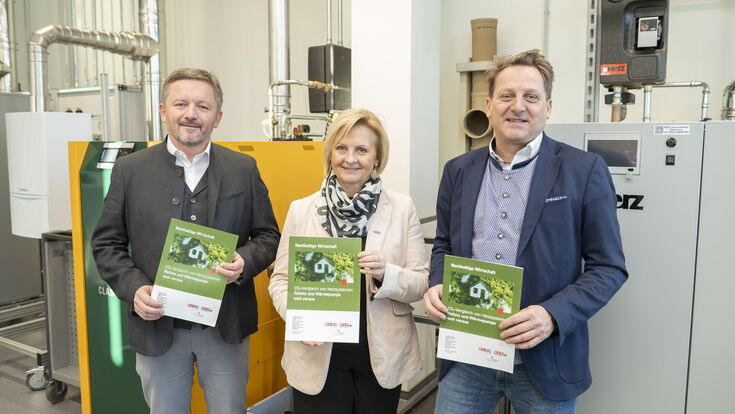 Anton Berger, Innungsmeister der Sanitär-, Heizungs- und Lüftungstechniker*innen, WKO Steiermark Vizepräsidentin Gabi Lechner und Nachhaltigkeitsexperte Andreas Gumpetsberger präsentieren die Pilotstudie (v.l.n.r.)