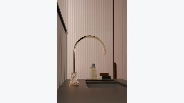 MEM kann über Dornbracht Atelier mit maßgefertigten Griffen versehen werden: MEM in Champagne mit Glasgriffen, die in Kooperation mit Glass Design entstanden sind.