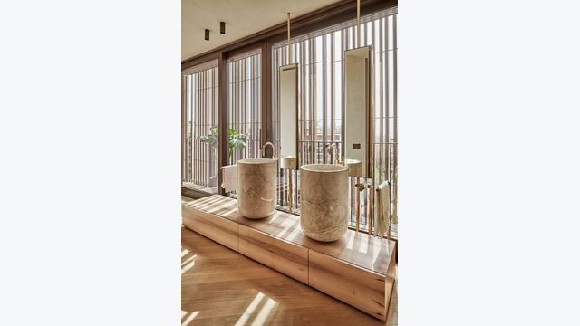 In den Bädern von Paseo Mallorca 15 hat das Architekturstudio Ohlab maßgefertigte Waschtische aus Naturstein, Messingspiegel, Seifenschalen und Handtuchhalter entworfen: Zusammen mit Tara von Dornbracht in Messing gebürstet sind so ästhetische Ensembles entstanden.