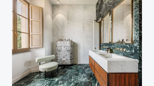 Villa il Gioiello in der Toskana: Einen entscheidenden Beitrag zur Ästhetik der Bäder leisten weißer Carrara- und schwarzgrüner Verde delle Alpi-Marmor, außerdem Walnussholz.