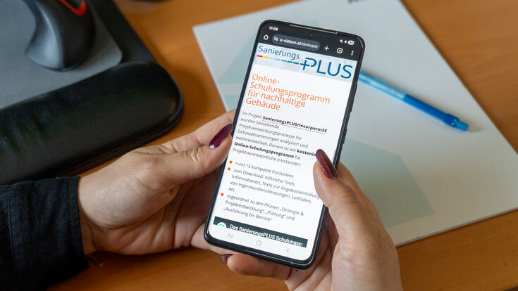 Das kostenlose Online-Schulungsprogramm aus dem von der EU geförderten Forschungsprojekt SanierungsPLUS bietet kompakte, praxisorientierte Unterstützung für die Gebäudesanierung.