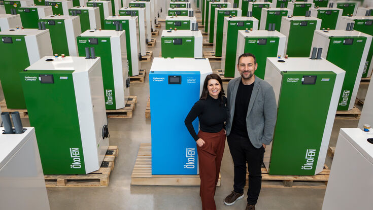 Birgit und Stefan Ortner, Eigentümerfamilie Ökofen mit der blauen Jubiläumsausgabe.