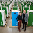 Birgit und Stefan Ortner, Eigentümerfamilie Ökofen mit der blauen Jubiläumsausgabe.