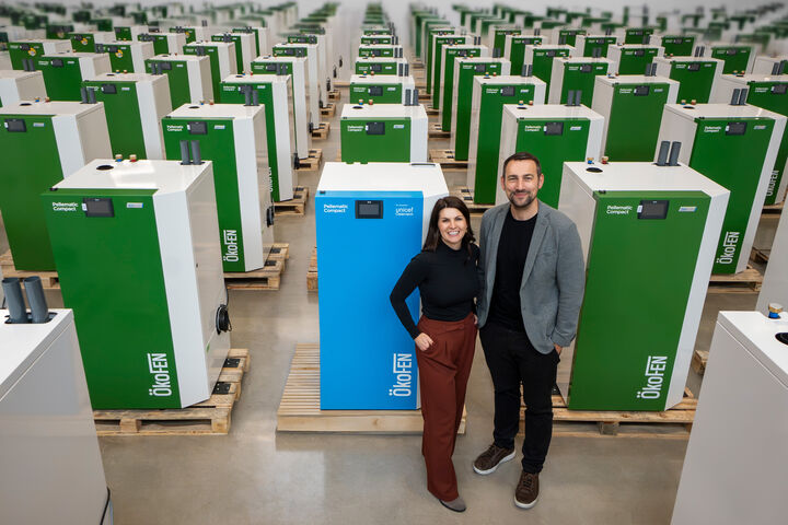Birgit und Stefan Ortner, Eigentümerfamilie Ökofen mit der blauen Jubiläumsausgabe.