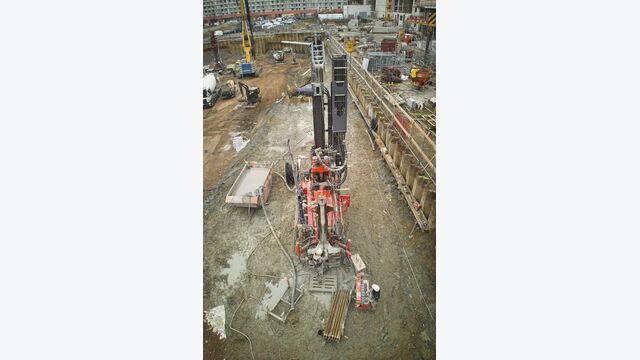 Derzeit laufen die Bohrarbeiten: Mit schwerem Gerät werden Sonden in bis zu 80 Meter Tiefe eingebracht.