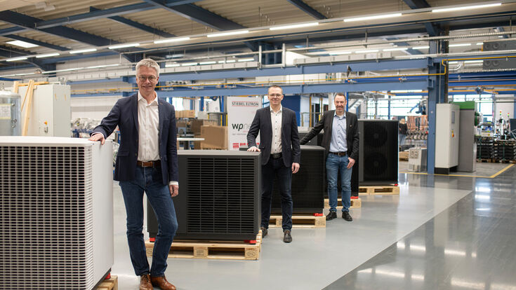 Kai Schiefelbein, Vorsitzender der Geschäftsführung, Alexander Janzen, Leitung Profit Center Wärmepumpe und Lars Michel, Leiter Wärmepumpenfertigung, (v.l.n.r.) sind froh, die Wärmepumpenfertigung im Höxteraner Werk von Stiebel Eltron wieder in Betrieb nehmen zu können.