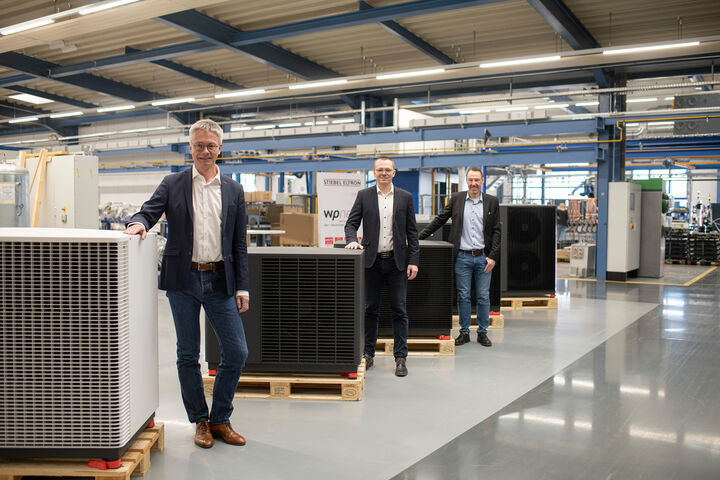 Kai Schiefelbein, Vorsitzender der Geschäftsführung, Alexander Janzen, Leitung Profit Center Wärmepumpe und Lars Michel, Leiter Wärmepumpenfertigung, (v.l.n.r.) sind froh, die Wärmepumpenfertigung im Höxteraner Werk von Stiebel Eltron wieder in Betrieb nehmen zu können.
