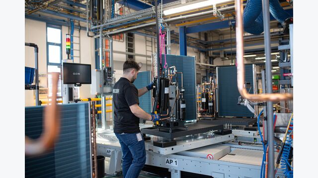 Im Stiebel Eltron-Werk in Höxter werden die Luft-Wasser-Wärmepumpen der neuen wpnext-Generation montiert, geprüft und verpackt.