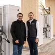Robert Buchinger, Geschäftsführer Sunlumo (links) und Stefan Ortner, Geschäftsführer Ökofen (rechts)
