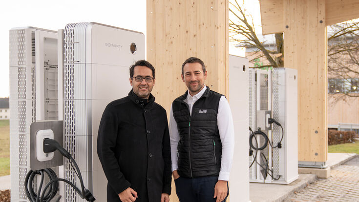 Robert Buchinger, Geschäftsführer Sunlumo (links) und Stefan Ortner, Geschäftsführer Ökofen (rechts)