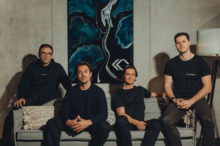 Vivek Jain, Jodok Betschar, Peder Broms und Valentin Gönczy (v.l.n.r.) bilden das Führungsteam von Cloover.