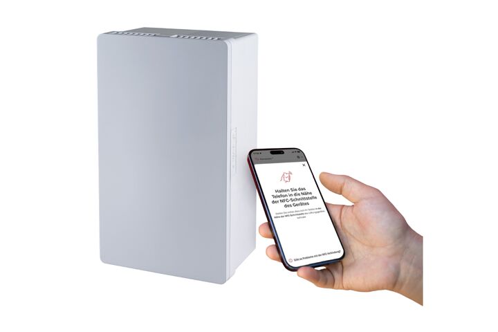 Mit der kontaktlosen Datenübertragung erfolgt die Einrichtung und Wartung des PluggCompact einfach per Smartphone.