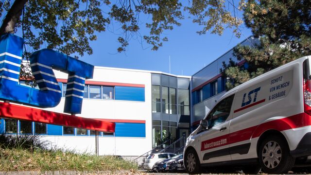 Für den Wachstumsmarkt erneuerbarer Energieanlagen wie Windkraft oder Batteriecontainer entwickelt die LST-Gruppe spezifische Brandschutzlösungen.
