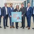 Robert Schneider, Geschäftsführer Messe Wels, Christian Murhammer, Geschäftsführung Fertighausverband, Franz Wastlbauer, Vorstandsmitglied ARGE Qualitätsgruppe Wärmedämmsysteme, Elisabeth Berger, VÖK-Geschäftsführerin, Anton Berger, Bundesinnungsmeister der Sanitär-, Heizungs- und Lüftungstechniker*innen, Alexander Sollböck, Obmann Verband der Installations-Zulieferindustrie (VIZ) und Helmut Weinwurm, Vorsitzender der VÖK (v.l.n.r.) in der neuen Welser Messehalle 22.