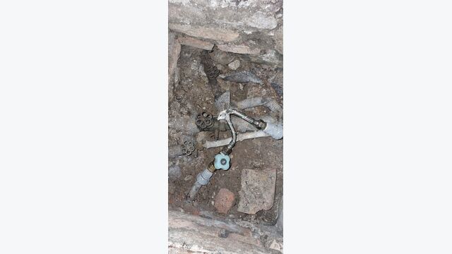 Ausbesserung eines Bleirohrs mit Panzerschlauch-­Kunststoffrohr (nicht für Trinkwasser zugelassen)