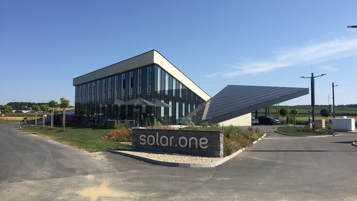 Bürogebäude mit Veranstaltungsraum und Cafeteria. Sommerliche Temperierung mithilfe von PV, reversiblen Wärmepumpen und Bauteilaktivierung.