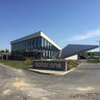 Bürogebäude mit Veranstaltungsraum und Cafeteria. Sommerliche Temperierung mithilfe von PV, reversiblen Wärmepumpen und Bauteilaktivierung.
