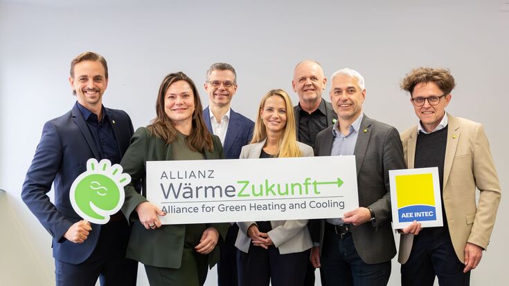 Der Vorstand der Forschungsinitiative Green Energy Lab und die Geschäftsführung von AEE INTEC besiegeln ihre Partnerschaft im Rahmen der Allianz WärmeZukunft.