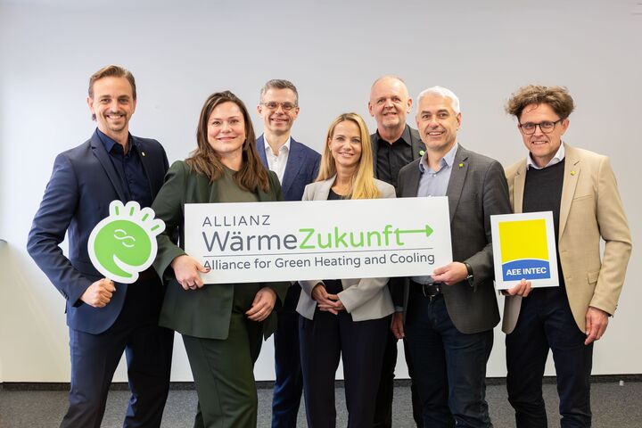 Der Vorstand der Forschungsinitiative Green Energy Lab und die Geschäftsführung von AEE INTEC besiegeln ihre Partnerschaft im Rahmen der Allianz WärmeZukunft.