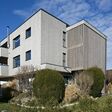 Das Wohnhaus in Koblach wurde 2025 umgebaut und mit zwei Etagen in Holzbauweise erweitert. Im Zuge der Umbauarbeiten kam auch eine umweltfreundliche Luft-Wärmepumpe dazu.