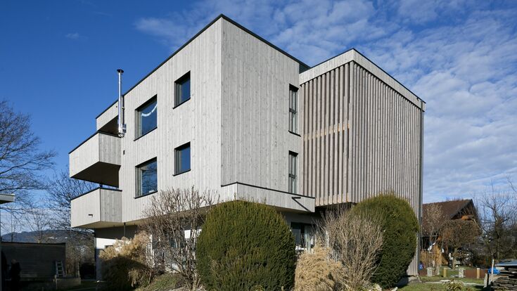 Das Wohnhaus in Koblach wurde 2025 umgebaut und mit zwei Etagen in Holzbauweise erweitert. Im Zuge der Umbauarbeiten kam auch eine umweltfreundliche Luft-Wärmepumpe dazu.
