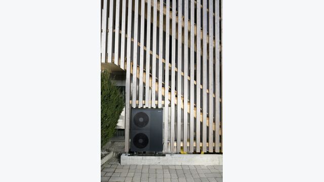 Die aroTHERM plus von Vaillant verfügt über ein innovatives Sicherheitskonzept. Dieses sorgt für hohe Flexibilität bei der Aufstellung. Beim Projekt in Koblach wurde das Außengerät in die Holzfassade integriert.