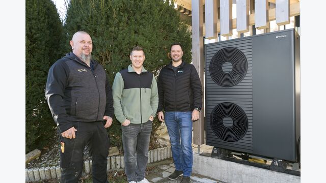 Für Michael W. (Mitte) und seine Familie sorgt die Wärmepumpe künftig für nachhaltigen Wohnkomfort. Christian Tiefenthaler, Vertriebsmitarbeiter von Vaillant, (rechts) und Installateur Markus Kresser (links) berieten die Familie bei der Wahl des passenden Modells.