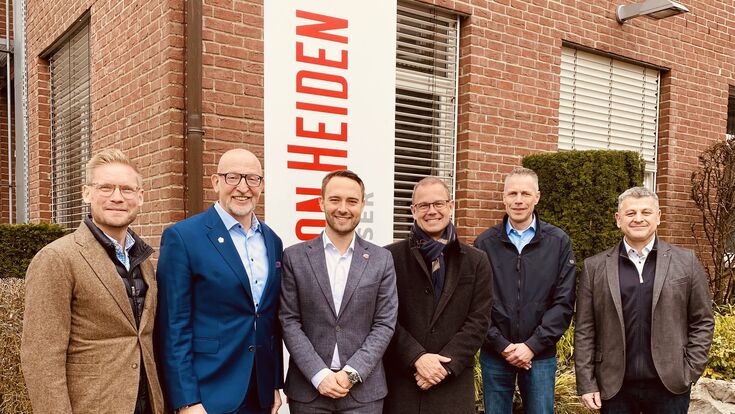 Jesper Jarnhäll, CCO Qvantum Industries AB, Christian Burrichter, Geschäftsführung HvH Projektentwicklung, Helge Mensching, Geschäftsführer bei Heinz von Heiden Massivhäuser), Fredrik Rosenqvist, President und CEO Qvantum Industries AB, Christian Schmidt, Leiter Haustechnik HvH und Wolfgang Herold, CEO Qvantum Energietechnik GmbH (v.l.n.r.) besiegeln die Kooperation.