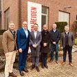 Jesper Jarnhäll, CCO Qvantum Industries AB, Christian Burrichter, Geschäftsführung HvH Projektentwicklung, Helge Mensching, Geschäftsführer bei Heinz von Heiden Massivhäuser), Fredrik Rosenqvist, President und CEO Qvantum Industries AB, Christian Schmidt, Leiter Haustechnik HvH und Wolfgang Herold, CEO Qvantum Energietechnik GmbH (v.l.n.r.) besiegeln die Kooperation.
