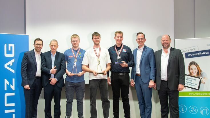 Landesinnungsmeister Markus Redl, Bundeslehrlingswart Gerald Kopsa, Julian Essmeister (3. Platz), David Rohrhofer (1. Platz), Jens Furtmüller (2. Platz), Vizepräsident Bundesspartenobmann-Stv. der WKOOE Michael Pecherstorfer und BIM-Stv. Franz Schnöller (v.l.n.r.)