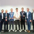 Landesinnungsmeister Markus Redl, Bundeslehrlingswart Gerald Kopsa, Julian Essmeister (3. Platz), David Rohrhofer (1. Platz), Jens Furtmüller (2. Platz), Vizepräsident Bundesspartenobmann-Stv. der WKOOE Michael Pecherstorfer und BIM-Stv. Franz Schnöller (v.l.n.r.)