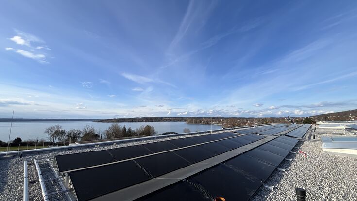 Pilotprojekt am Ammersee: Auf dem Schuldach in Herrsching liefern neue PVT-Kollektoren der TWL-Technologie regenerative Wärme und Strom.