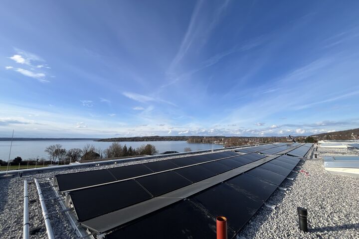 Pilotprojekt am Ammersee: Auf dem Schuldach in Herrsching liefern neue PVT-Kollektoren der TWL-Technologie regenerative Wärme und Strom.